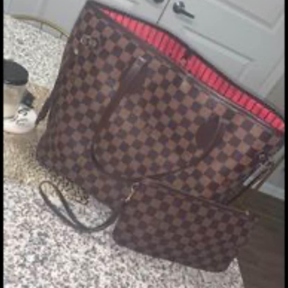 Louis Vuitton Neverfull purse. I bought and it was too big for me.